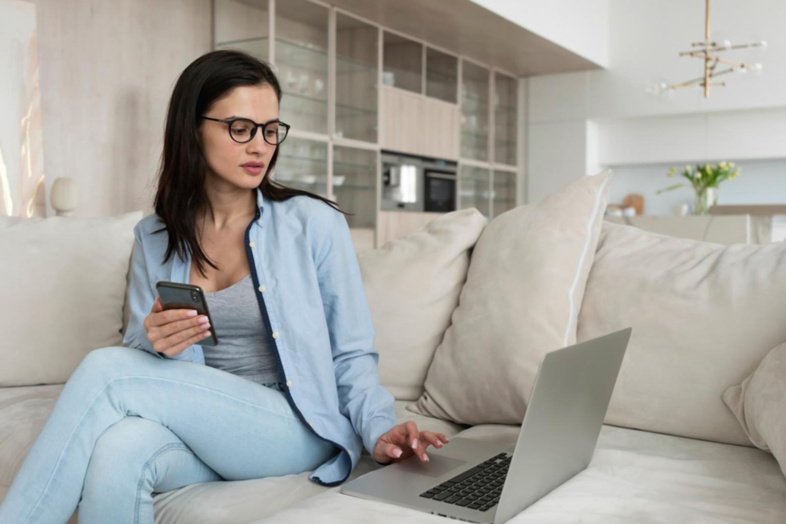 Budgetplanung Arbeitsplatz mit Unterlagen und Laptop