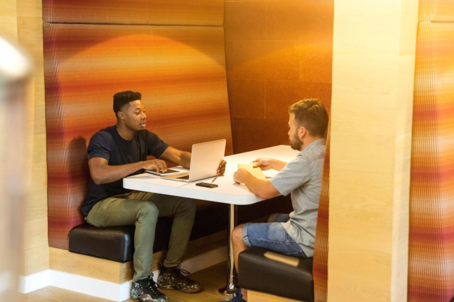 Analyse von Finanzunterlagen am Schreibtisch