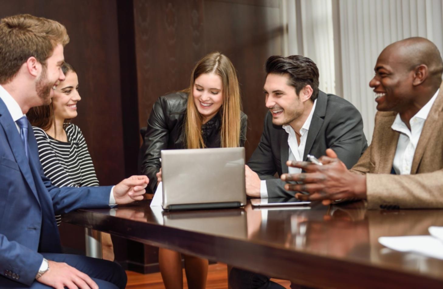 Moderner Arbeitsplatz mit Computer für digitale Budgetplanung